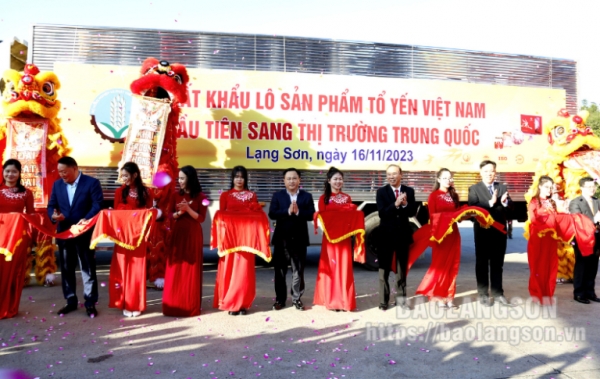 Xuất khẩu lô sản phẩm tổ yến đầu tiên của Việt Nam sang Trung Quốc qua Cửa khẩu Quốc tế Hữu Nghị